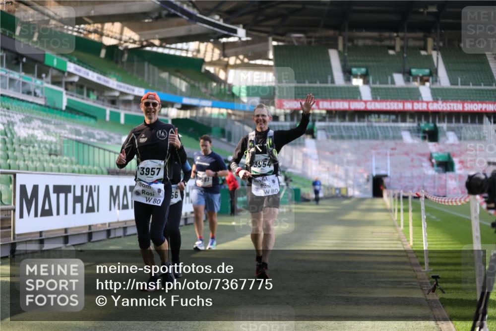 06.10.2024 - 19. swb-Marathon Bremen Yannick Fuchs http://msf.ph/oto/7367775 06.10.2024 14:09:49 Laufen im Stadion 984, 1581, 3954, 3956, 3957, 5590 meine-sportfotos.de