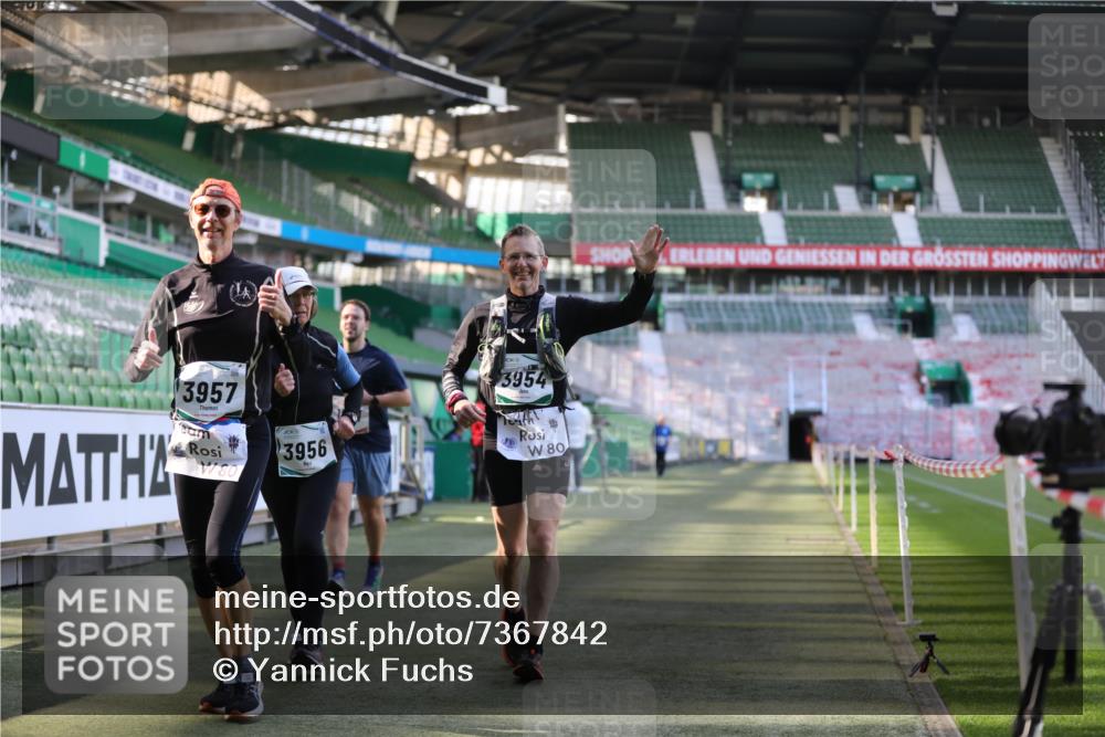 06.10.2024 - 19. swb-Marathon Bremen Yannick Fuchs http://msf.ph/oto/7367842 06.10.2024 14:09:50 Laufen im Stadion 984, 1581, 3954, 3956, 3957, 5590 meine-sportfotos.de