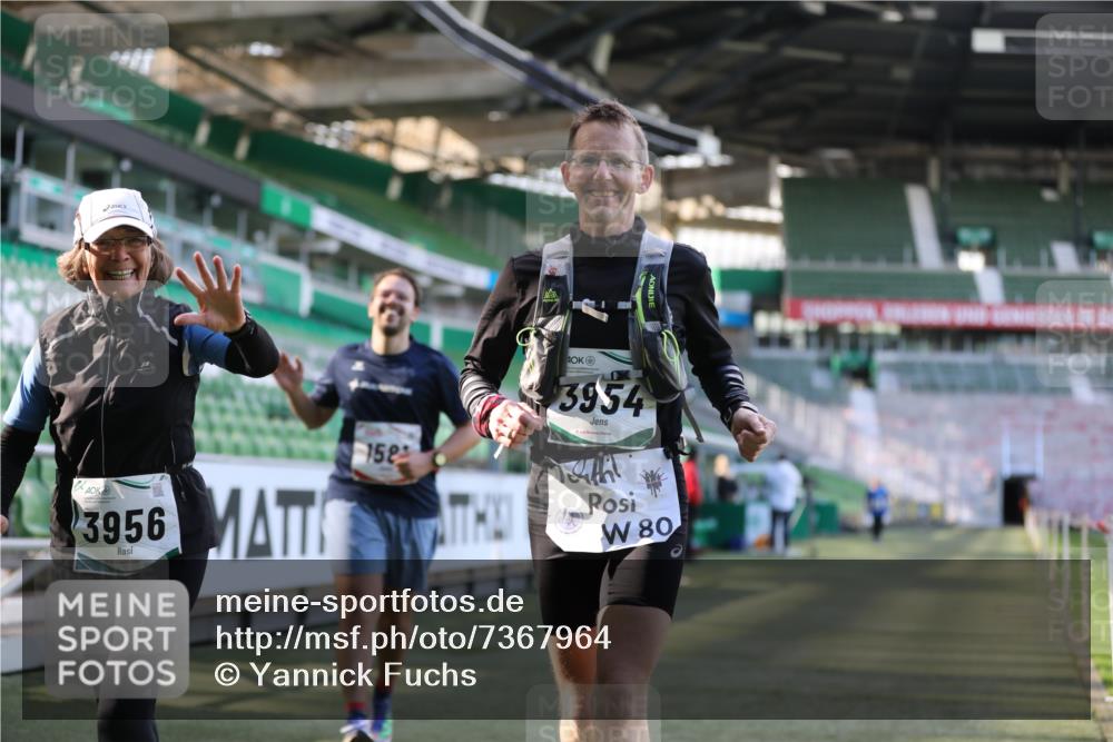 06.10.2024 - 19. swb-Marathon Bremen Yannick Fuchs http://msf.ph/oto/7367964 06.10.2024 14:09:52 Laufen im Stadion 984, 1581, 5590 meine-sportfotos.de