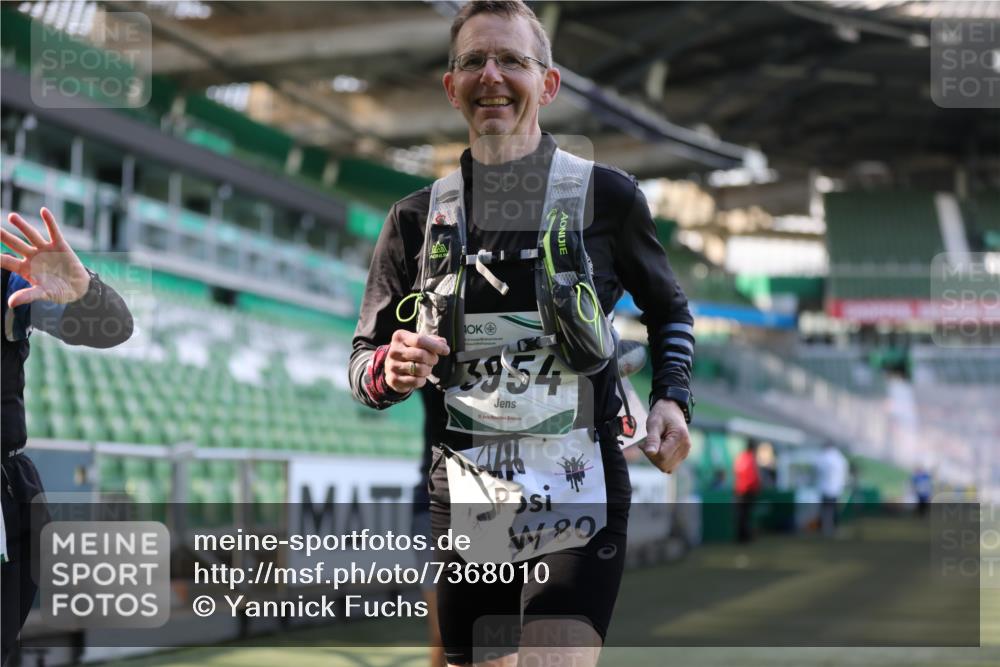 06.10.2024 - 19. swb-Marathon Bremen Yannick Fuchs http://msf.ph/oto/7368010 06.10.2024 14:09:53 Laufen im Stadion 984, 1581, 5590 meine-sportfotos.de
