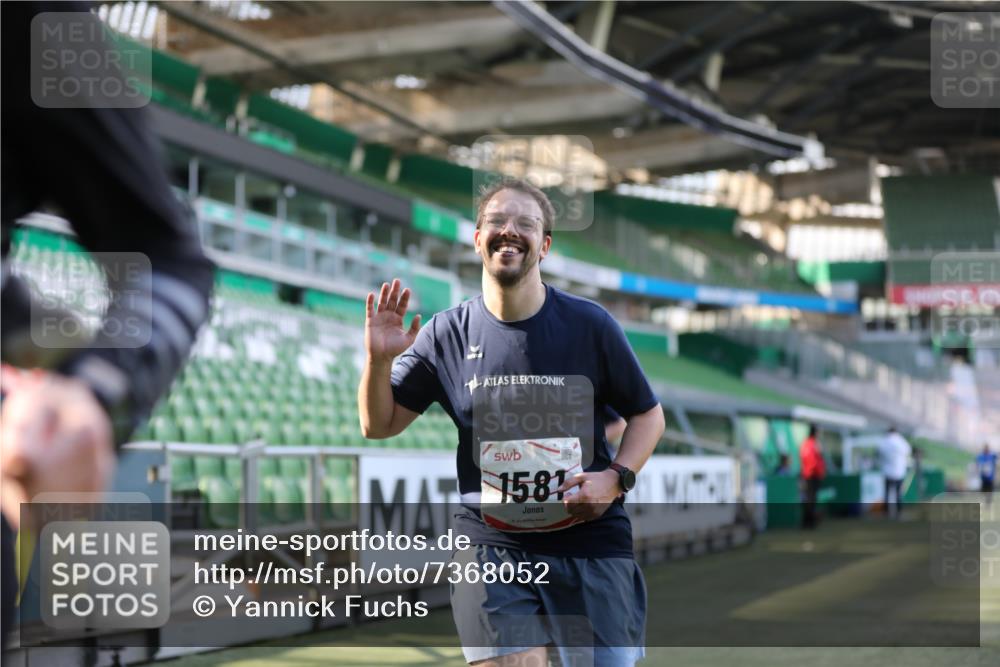 06.10.2024 - 19. swb-Marathon Bremen Yannick Fuchs http://msf.ph/oto/7368052 06.10.2024 14:09:54 Laufen im Stadion 984, 1581, 5590 meine-sportfotos.de