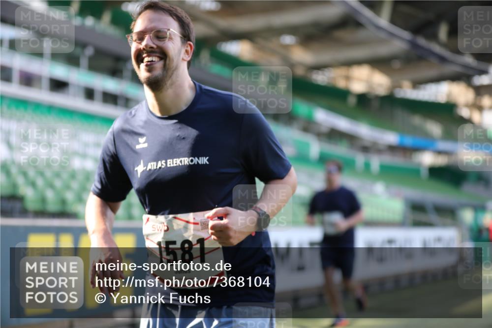 06.10.2024 - 19. swb-Marathon Bremen Yannick Fuchs http://msf.ph/oto/7368104 06.10.2024 14:09:55 Laufen im Stadion 984, 1581, 5590 meine-sportfotos.de