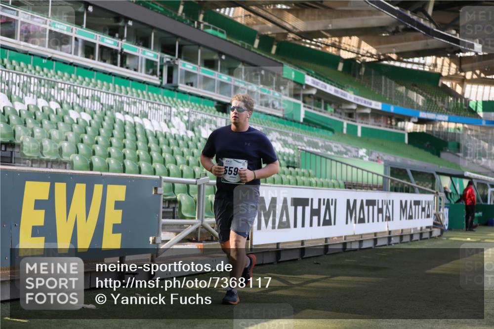 06.10.2024 - 19. swb-Marathon Bremen Yannick Fuchs http://msf.ph/oto/7368117 06.10.2024 14:09:56 Laufen im Stadion 984, 1581, 5590 meine-sportfotos.de