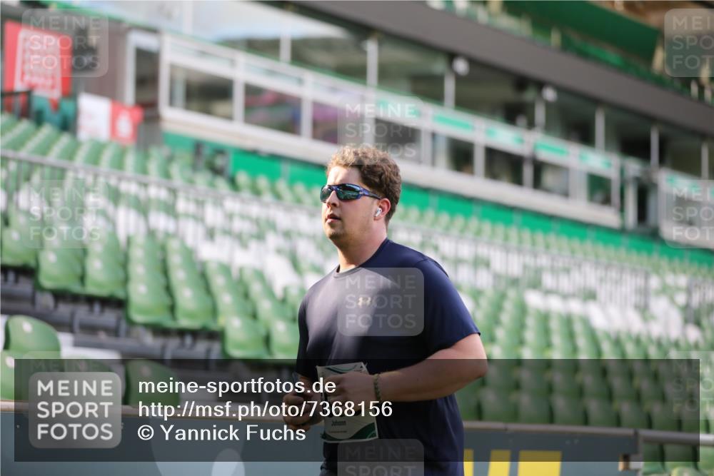 06.10.2024 - 19. swb-Marathon Bremen Yannick Fuchs http://msf.ph/oto/7368156 06.10.2024 14:09:57 Laufen im Stadion 984, 1581, 5590 meine-sportfotos.de