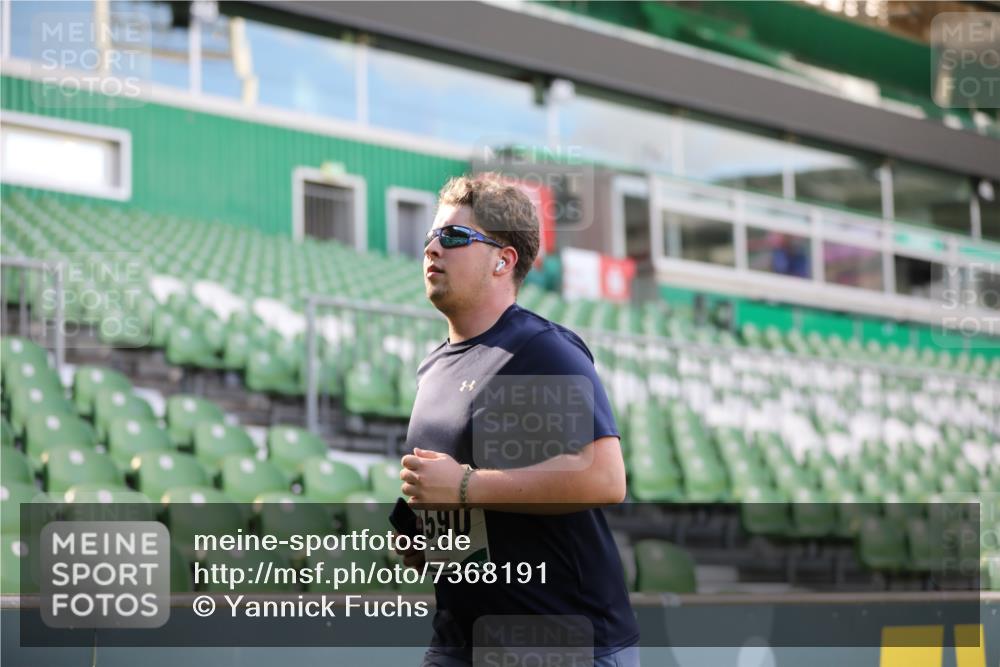 06.10.2024 - 19. swb-Marathon Bremen Yannick Fuchs http://msf.ph/oto/7368191 06.10.2024 14:09:58 Laufen im Stadion 984, 1581, 5590 meine-sportfotos.de