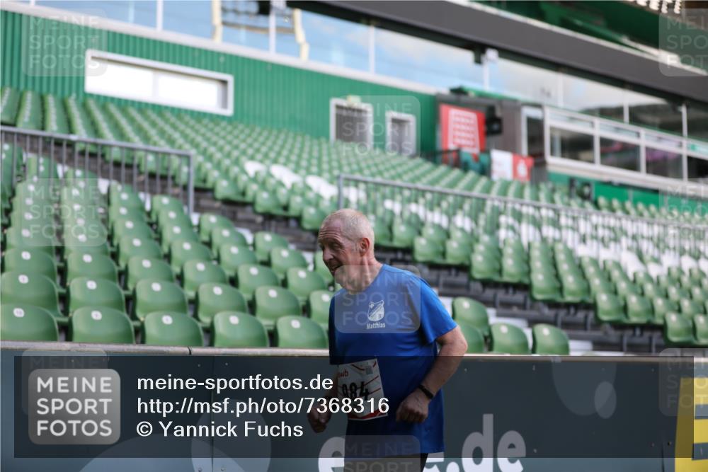 06.10.2024 - 19. swb-Marathon Bremen Yannick Fuchs http://msf.ph/oto/7368316 06.10.2024 14:10:17 Laufen im Stadion 984, 1366 meine-sportfotos.de