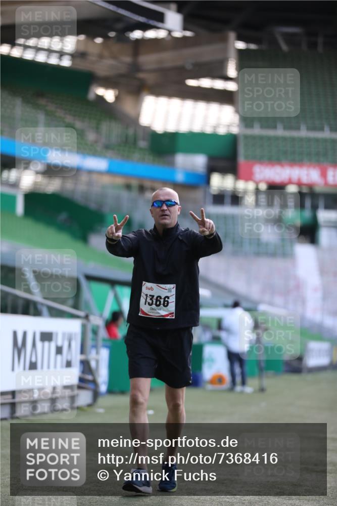 06.10.2024 - 19. swb-Marathon Bremen Yannick Fuchs http://msf.ph/oto/7368416 06.10.2024 14:10:34 Laufen im Stadion 1366 meine-sportfotos.de