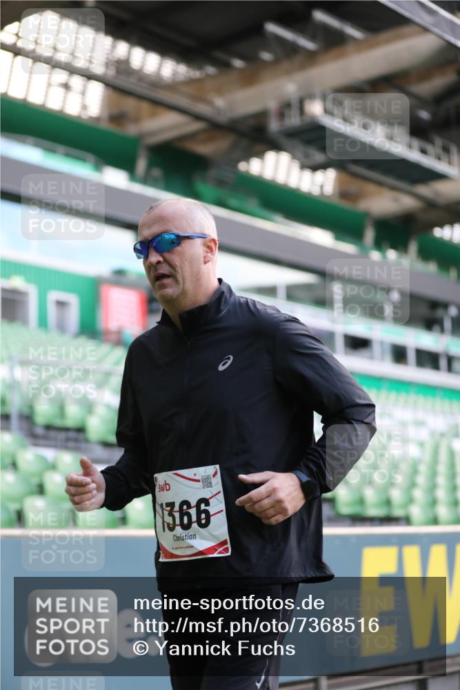 06.10.2024 - 19. swb-Marathon Bremen Yannick Fuchs http://msf.ph/oto/7368516 06.10.2024 14:10:38 Laufen im Stadion 1366 meine-sportfotos.de