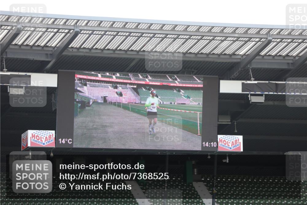 06.10.2024 - 19. swb-Marathon Bremen Yannick Fuchs http://msf.ph/oto/7368525 06.10.2024 14:10:54 Laufen im Stadion 995 meine-sportfotos.de