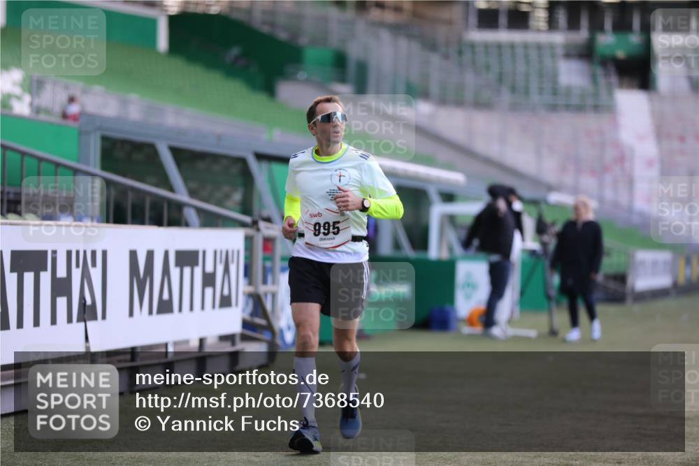 06.10.2024 - 19. swb-Marathon Bremen Yannick Fuchs http://msf.ph/oto/7368540 06.10.2024 14:11:05 Laufen im Stadion 995 meine-sportfotos.de