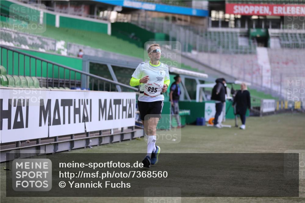 06.10.2024 - 19. swb-Marathon Bremen Yannick Fuchs http://msf.ph/oto/7368560 06.10.2024 14:11:06 Laufen im Stadion 995 meine-sportfotos.de