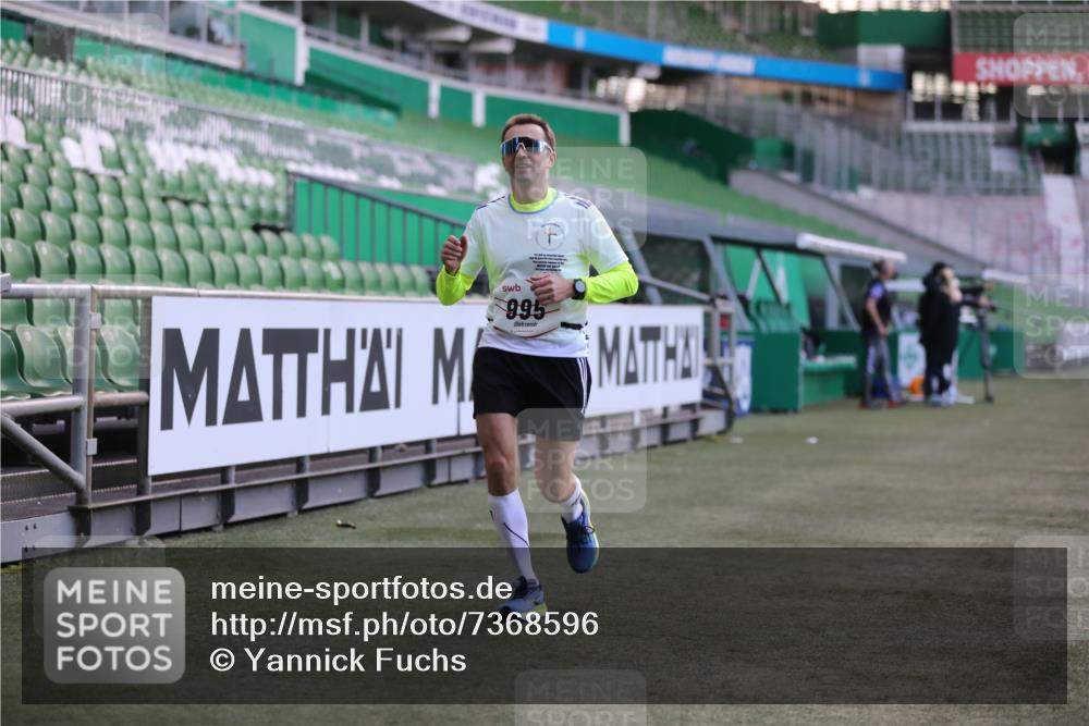 06.10.2024 - 19. swb-Marathon Bremen Yannick Fuchs http://msf.ph/oto/7368596 06.10.2024 14:11:08 Laufen im Stadion 995 meine-sportfotos.de