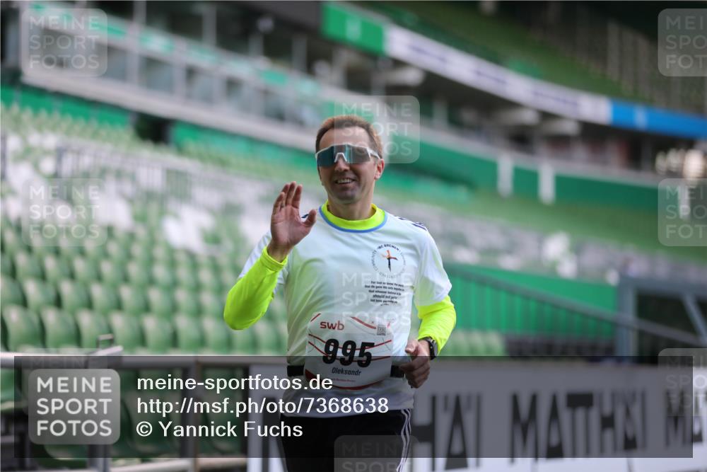 06.10.2024 - 19. swb-Marathon Bremen Yannick Fuchs http://msf.ph/oto/7368638 06.10.2024 14:11:09 Laufen im Stadion 995 meine-sportfotos.de