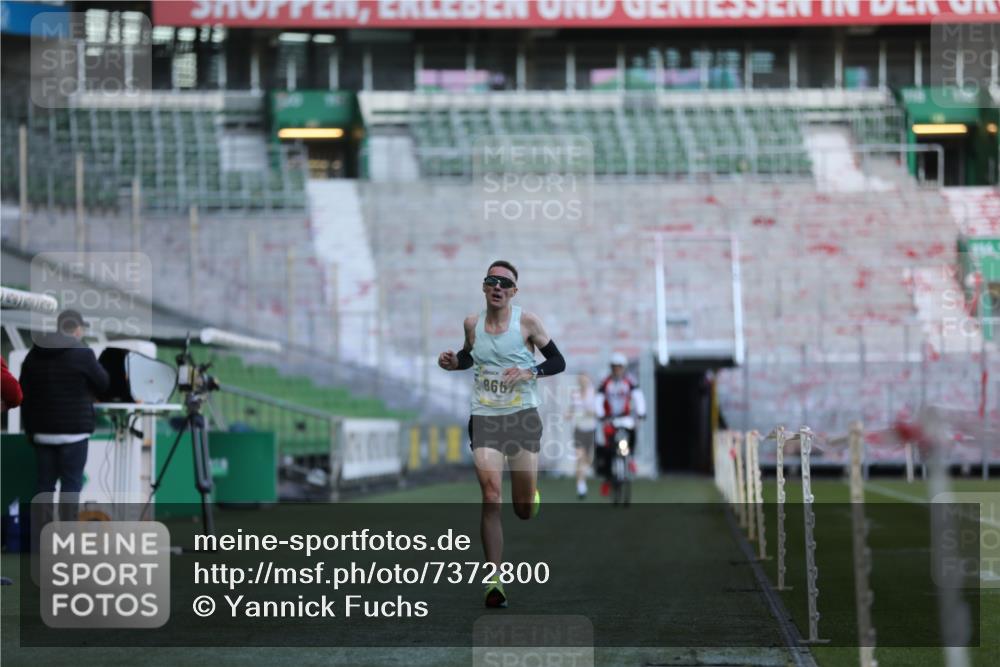 06.10.2024 - 19. swb-Marathon Bremen Yannick Fuchs http://msf.ph/oto/7372800 06.10.2024 10:14:17 Laufen im Stadion 8667 meine-sportfotos.de