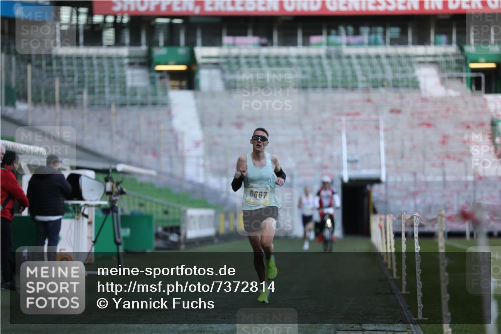 06.10.2024 - 19. swb-Marathon Bremen Yannick Fuchs http://msf.ph/oto/7372814 06.10.2024 10:14:17 Laufen im Stadion 8667 meine-sportfotos.de