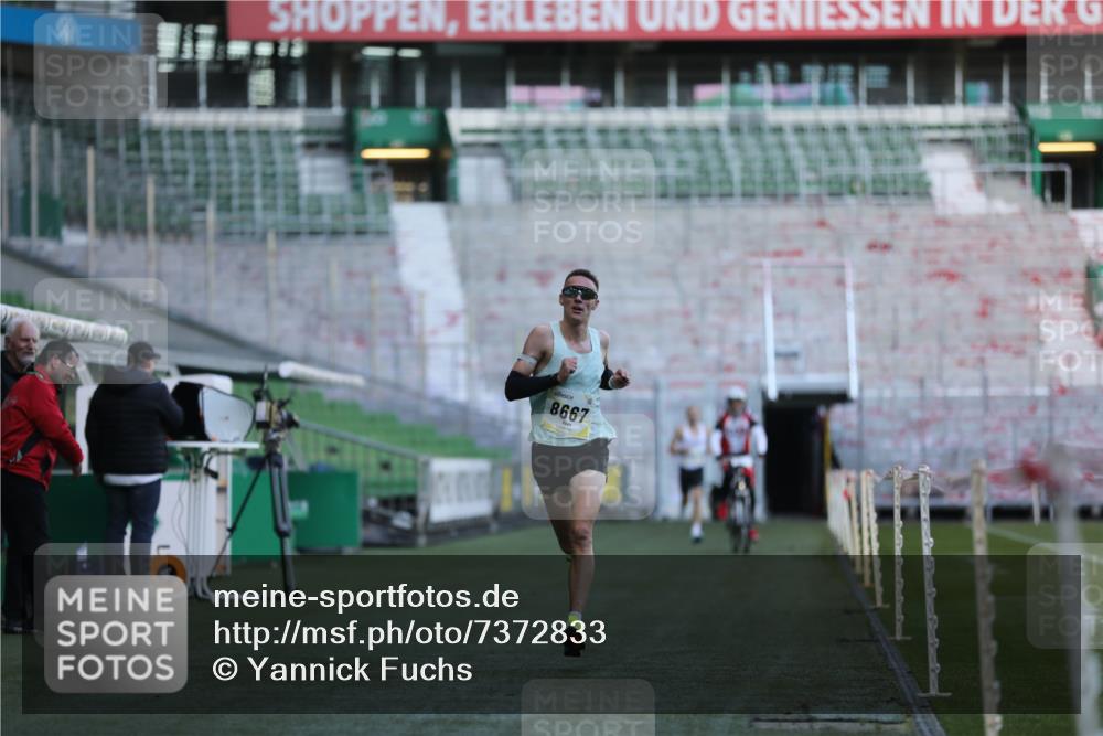 06.10.2024 - 19. swb-Marathon Bremen Yannick Fuchs http://msf.ph/oto/7372833 06.10.2024 10:14:17 Laufen im Stadion 8667 meine-sportfotos.de