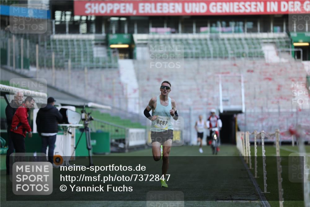 06.10.2024 - 19. swb-Marathon Bremen Yannick Fuchs http://msf.ph/oto/7372847 06.10.2024 10:14:17 Laufen im Stadion 8667 meine-sportfotos.de