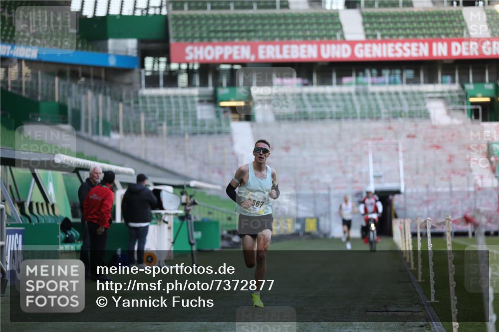 06.10.2024 - 19. swb-Marathon Bremen Yannick Fuchs http://msf.ph/oto/7372877 06.10.2024 10:14:18 Laufen im Stadion 8667 meine-sportfotos.de