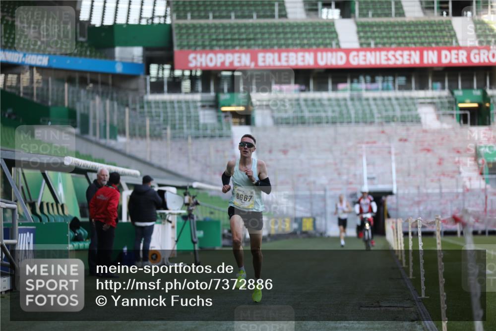 06.10.2024 - 19. swb-Marathon Bremen Yannick Fuchs http://msf.ph/oto/7372886 06.10.2024 10:14:18 Laufen im Stadion 8667 meine-sportfotos.de