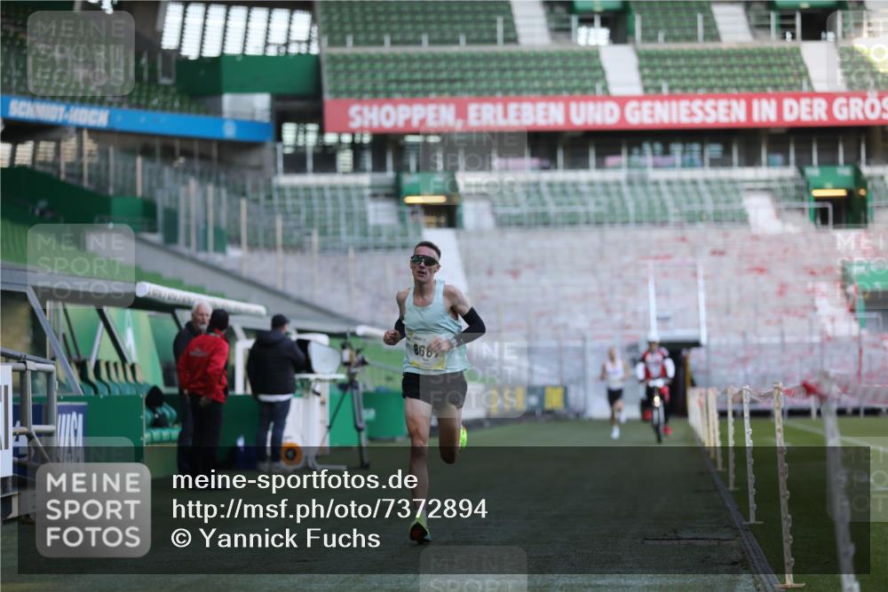 06.10.2024 - 19. swb-Marathon Bremen Yannick Fuchs http://msf.ph/oto/7372894 06.10.2024 10:14:18 Laufen im Stadion 8667 meine-sportfotos.de