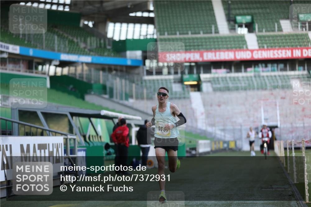 06.10.2024 - 19. swb-Marathon Bremen Yannick Fuchs http://msf.ph/oto/7372931 06.10.2024 10:14:19 Laufen im Stadion 8667 meine-sportfotos.de