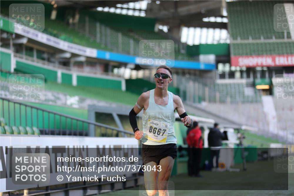 06.10.2024 - 19. swb-Marathon Bremen Yannick Fuchs http://msf.ph/oto/7373043 06.10.2024 10:14:20 Laufen im Stadion 8667 meine-sportfotos.de