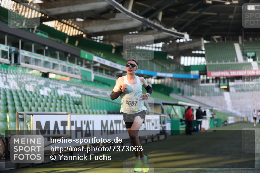 06.10.2024 - 19. swb-Marathon Bremen Yannick Fuchs http://msf.ph/oto/7373063 06.10.2024 10:14:20 Laufen im Stadion 8667 meine-sportfotos.de