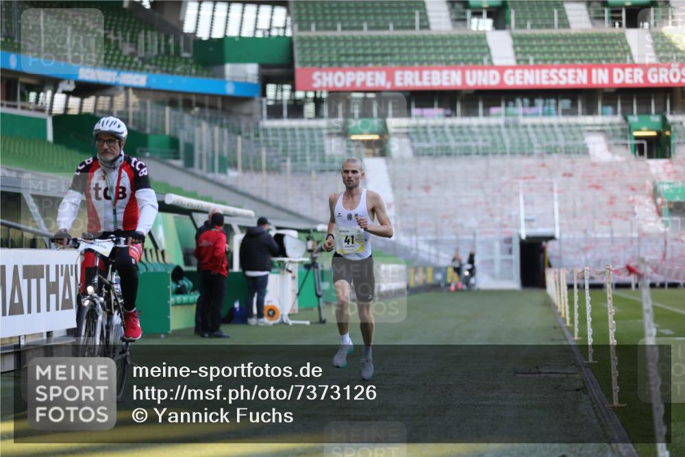 06.10.2024 - 19. swb-Marathon Bremen Yannick Fuchs http://msf.ph/oto/7373126 06.10.2024 10:14:27 Laufen im Stadion 41, 8667 meine-sportfotos.de