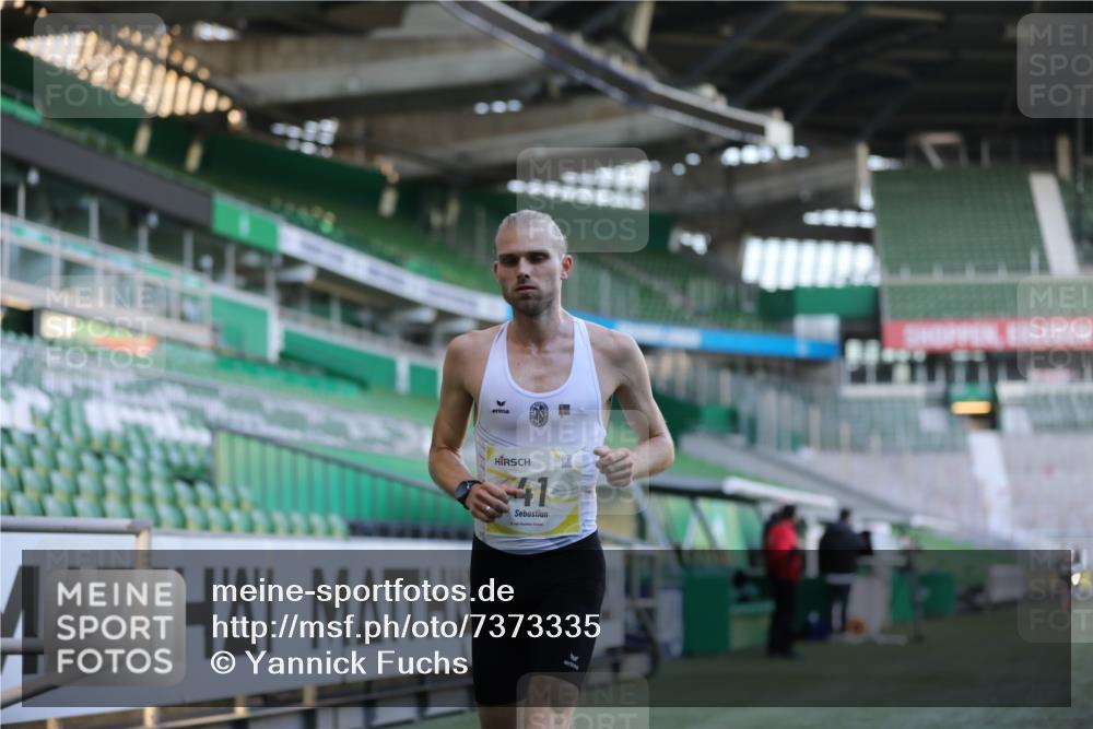 06.10.2024 - 19. swb-Marathon Bremen Yannick Fuchs http://msf.ph/oto/7373335 06.10.2024 10:14:29 Laufen im Stadion 41, 8667 meine-sportfotos.de
