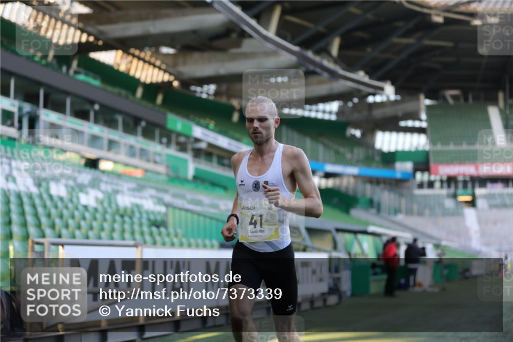 06.10.2024 - 19. swb-Marathon Bremen Yannick Fuchs http://msf.ph/oto/7373339 06.10.2024 10:14:29 Laufen im Stadion 41, 8667 meine-sportfotos.de