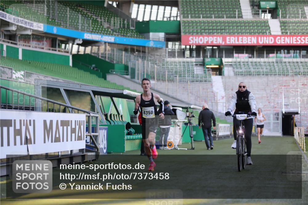 06.10.2024 - 19. swb-Marathon Bremen Yannick Fuchs http://msf.ph/oto/7373458 06.10.2024 10:14:41 Laufen im Stadion 41, 8350, 8667 meine-sportfotos.de