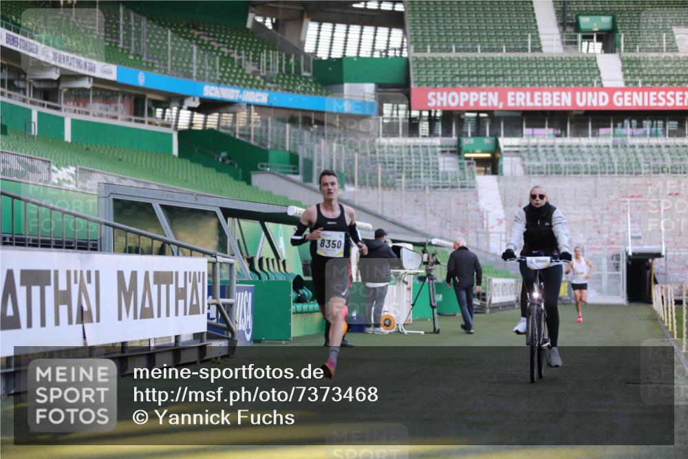 06.10.2024 - 19. swb-Marathon Bremen Yannick Fuchs http://msf.ph/oto/7373468 06.10.2024 10:14:42 Laufen im Stadion 41, 8350, 8667 meine-sportfotos.de