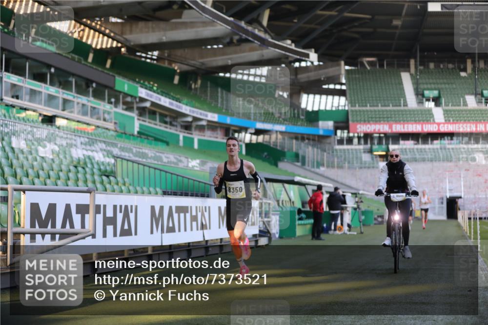 06.10.2024 - 19. swb-Marathon Bremen Yannick Fuchs http://msf.ph/oto/7373521 06.10.2024 10:14:43 Laufen im Stadion 41, 8350, 8667 meine-sportfotos.de