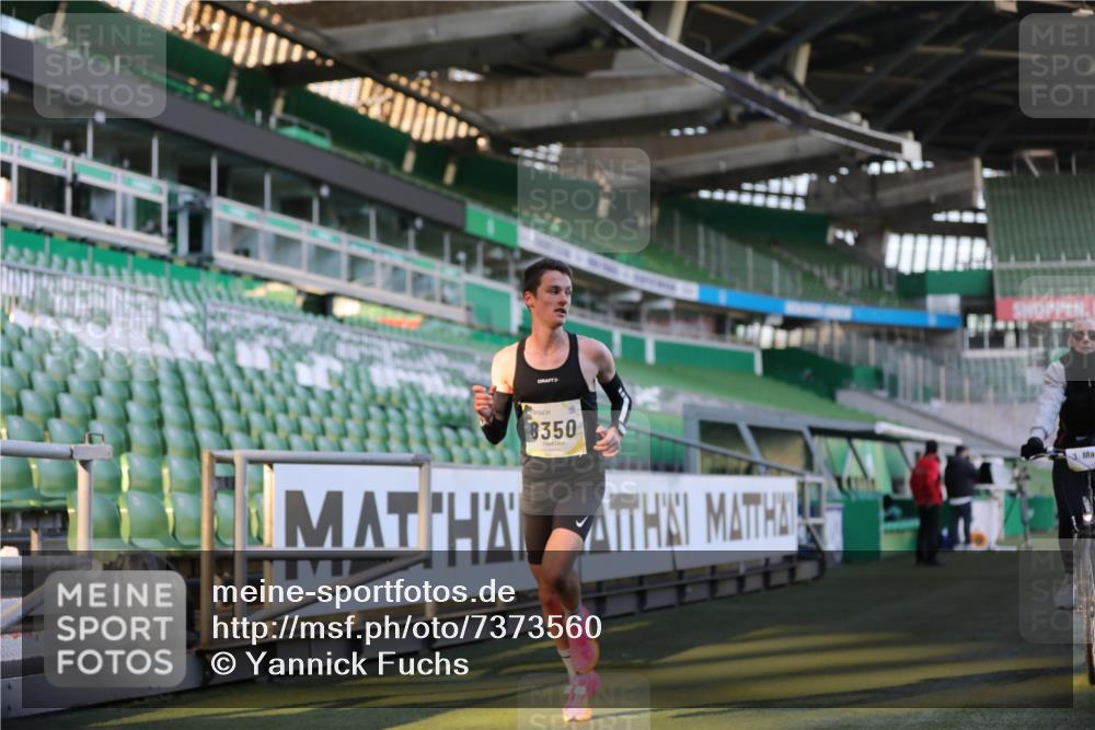 06.10.2024 - 19. swb-Marathon Bremen Yannick Fuchs http://msf.ph/oto/7373560 06.10.2024 10:14:44 Laufen im Stadion 41, 8350, 8667 meine-sportfotos.de