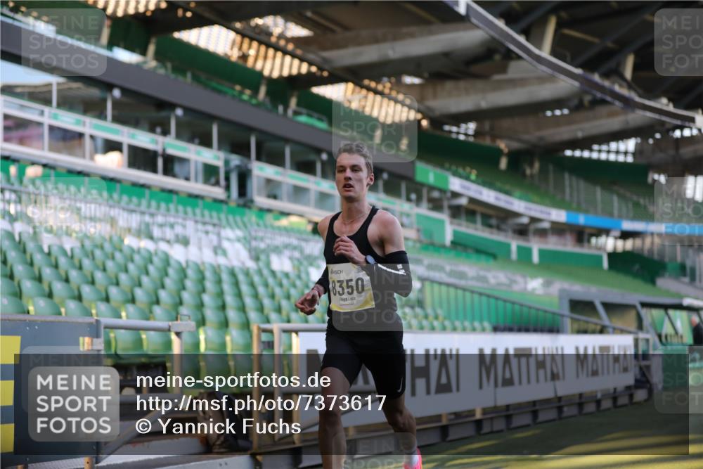 06.10.2024 - 19. swb-Marathon Bremen Yannick Fuchs http://msf.ph/oto/7373617 06.10.2024 10:14:44 Laufen im Stadion 41, 8350, 8667 meine-sportfotos.de
