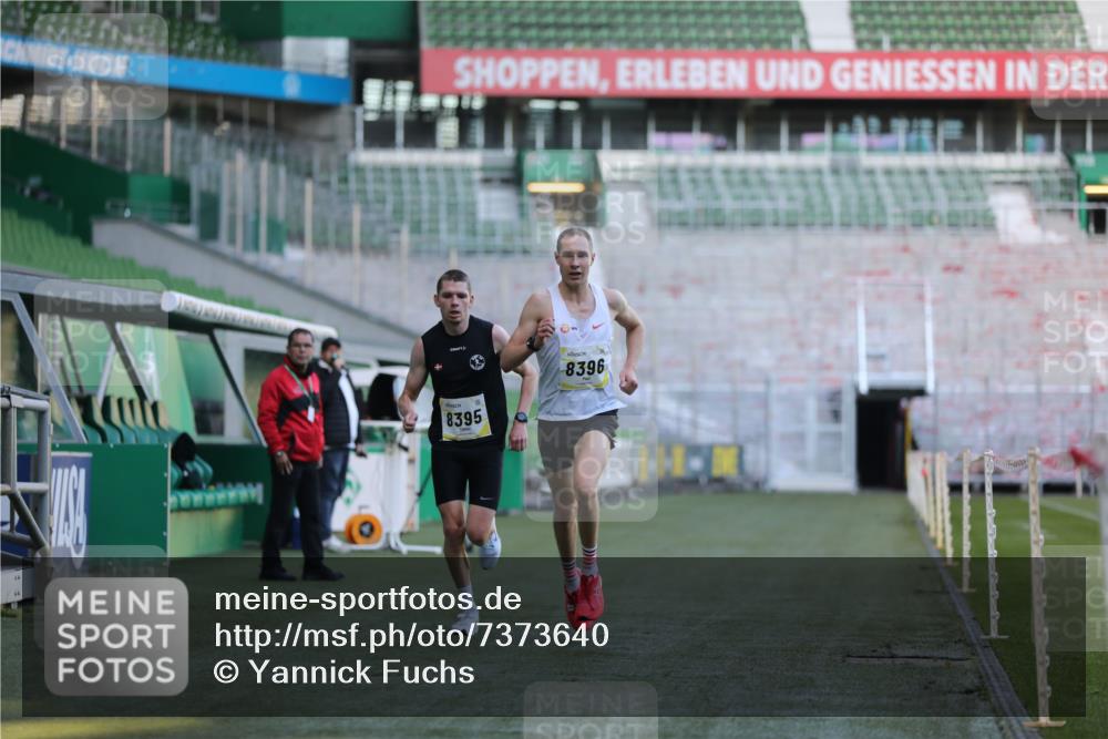 06.10.2024 - 19. swb-Marathon Bremen Yannick Fuchs http://msf.ph/oto/7373640 06.10.2024 10:14:48 Laufen im Stadion 41, 8350, 8395, 8396, 8667 meine-sportfotos.de