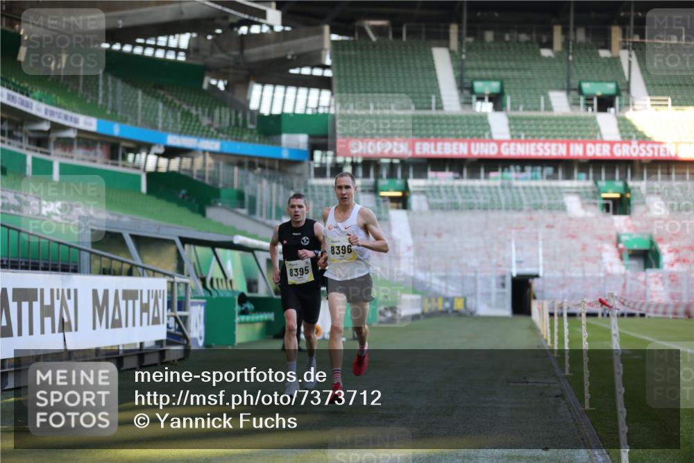 06.10.2024 - 19. swb-Marathon Bremen Yannick Fuchs http://msf.ph/oto/7373712 06.10.2024 10:14:49 Laufen im Stadion 41, 8350, 8395, 8396, 8667 meine-sportfotos.de