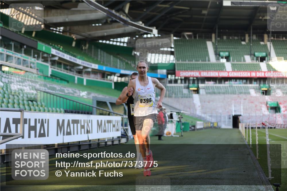 06.10.2024 - 19. swb-Marathon Bremen Yannick Fuchs http://msf.ph/oto/7373775 06.10.2024 10:14:50 Laufen im Stadion 41, 8350, 8395, 8396, 8667 meine-sportfotos.de