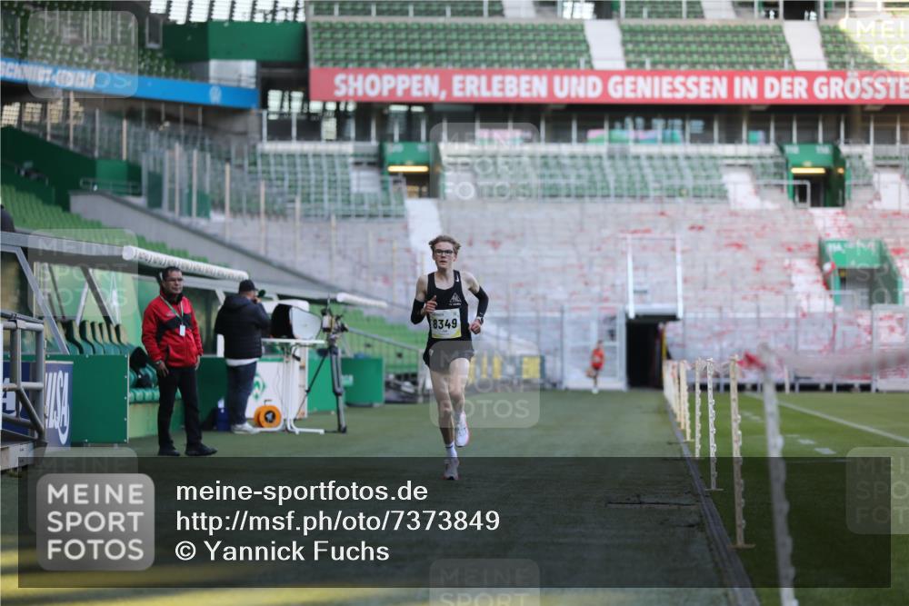 06.10.2024 - 19. swb-Marathon Bremen Yannick Fuchs http://msf.ph/oto/7373849 06.10.2024 10:15:21 Laufen im Stadion 8349, 8350, 8395, 8396 meine-sportfotos.de