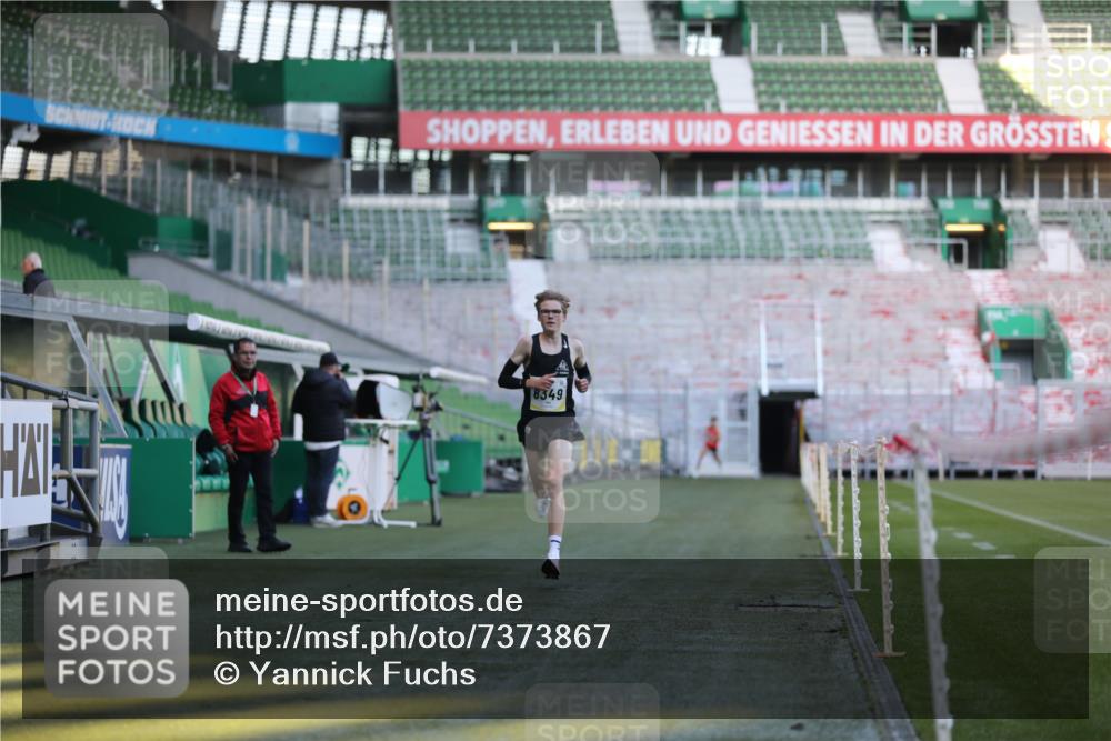 06.10.2024 - 19. swb-Marathon Bremen Yannick Fuchs http://msf.ph/oto/7373867 06.10.2024 10:15:21 Laufen im Stadion 8349, 8350, 8395, 8396 meine-sportfotos.de
