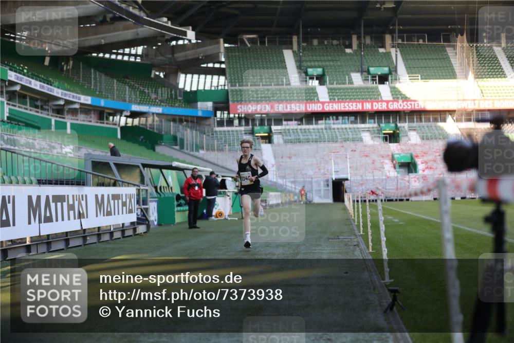 06.10.2024 - 19. swb-Marathon Bremen Yannick Fuchs http://msf.ph/oto/7373938 06.10.2024 10:15:22 Laufen im Stadion 8349, 8350, 8395, 8396 meine-sportfotos.de