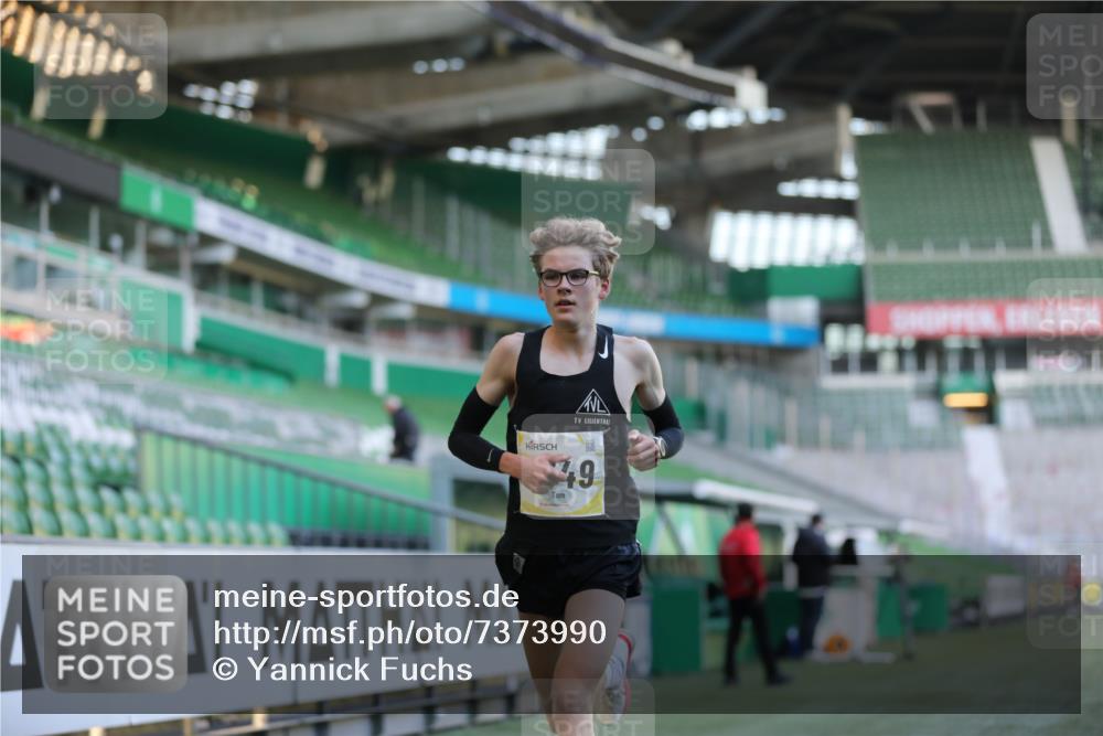 06.10.2024 - 19. swb-Marathon Bremen Yannick Fuchs http://msf.ph/oto/7373990 06.10.2024 10:15:24 Laufen im Stadion 8349, 8350, 8395, 8396 meine-sportfotos.de