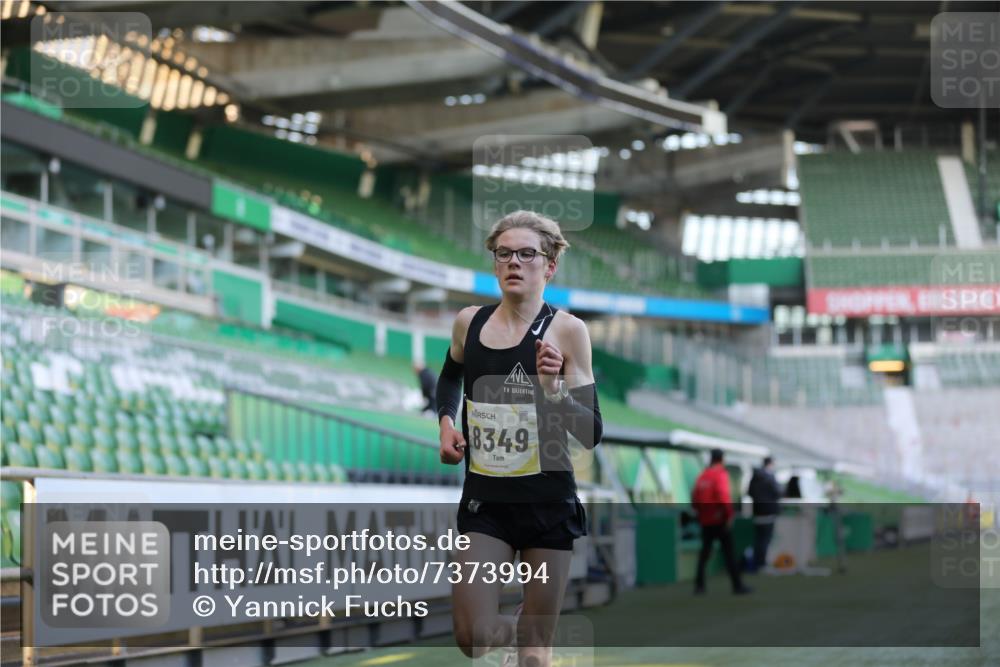 06.10.2024 - 19. swb-Marathon Bremen Yannick Fuchs http://msf.ph/oto/7373994 06.10.2024 10:15:24 Laufen im Stadion 8349, 8350, 8395, 8396 meine-sportfotos.de