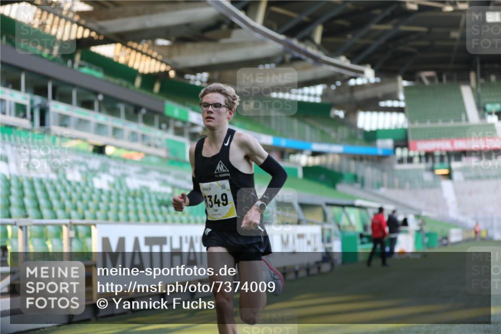 06.10.2024 - 19. swb-Marathon Bremen Yannick Fuchs http://msf.ph/oto/7374009 06.10.2024 10:15:24 Laufen im Stadion 8349, 8350, 8395, 8396 meine-sportfotos.de