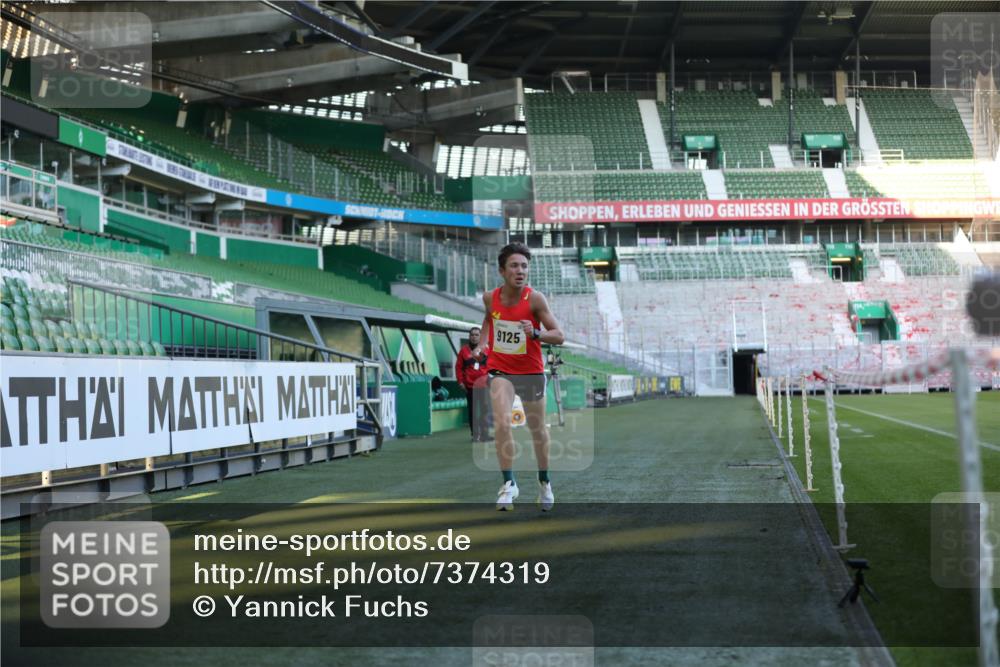 06.10.2024 - 19. swb-Marathon Bremen Yannick Fuchs http://msf.ph/oto/7374319 06.10.2024 10:15:39 Laufen im Stadion 8349, 9125 meine-sportfotos.de