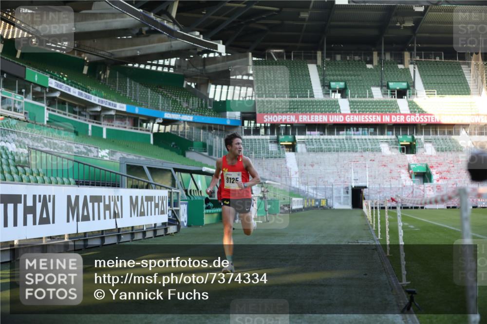 06.10.2024 - 19. swb-Marathon Bremen Yannick Fuchs http://msf.ph/oto/7374334 06.10.2024 10:15:39 Laufen im Stadion 8349, 9125 meine-sportfotos.de