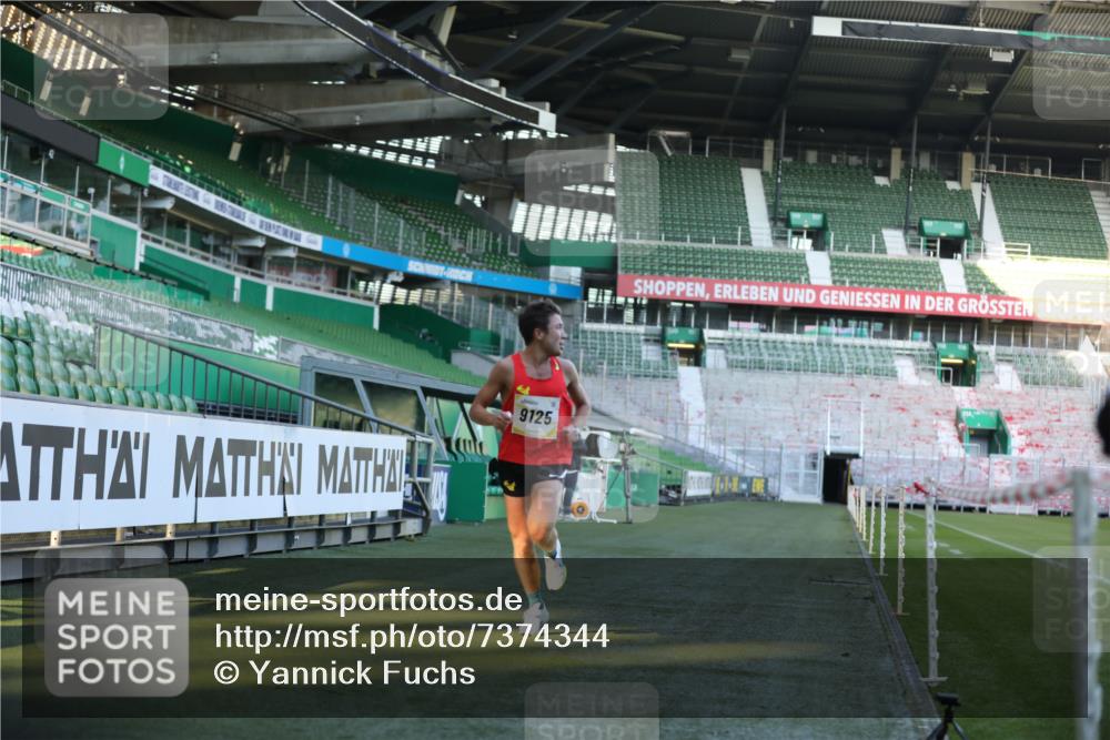 06.10.2024 - 19. swb-Marathon Bremen Yannick Fuchs http://msf.ph/oto/7374344 06.10.2024 10:15:40 Laufen im Stadion 8349, 9125 meine-sportfotos.de