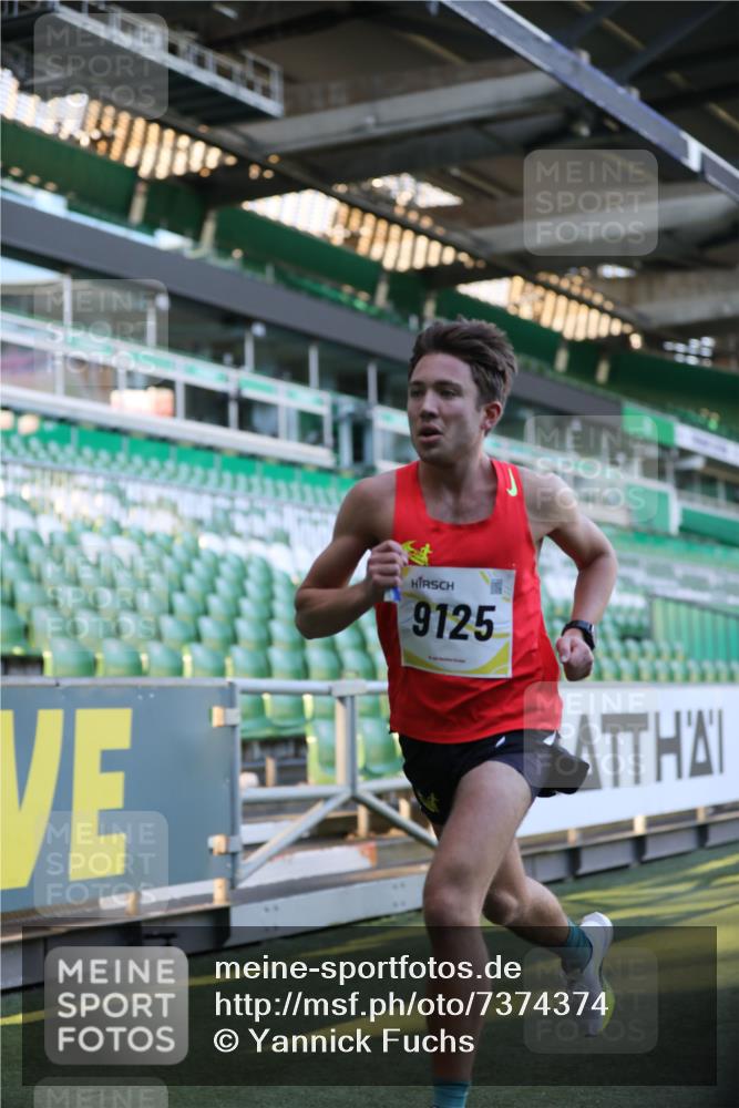 06.10.2024 - 19. swb-Marathon Bremen Yannick Fuchs http://msf.ph/oto/7374374 06.10.2024 10:15:41 Laufen im Stadion 8349, 9125 meine-sportfotos.de