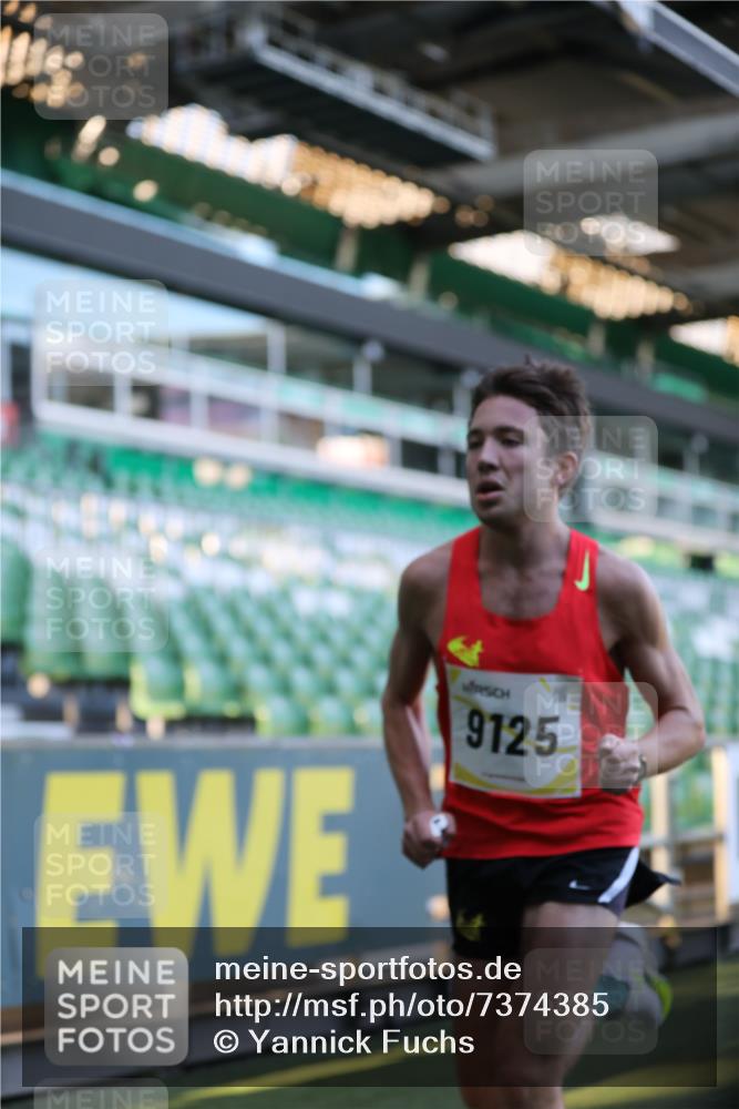 06.10.2024 - 19. swb-Marathon Bremen Yannick Fuchs http://msf.ph/oto/7374385 06.10.2024 10:15:41 Laufen im Stadion 8349, 9125 meine-sportfotos.de