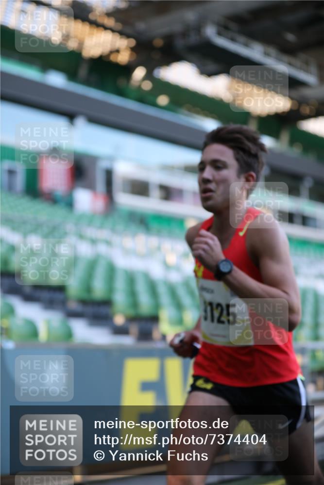 06.10.2024 - 19. swb-Marathon Bremen Yannick Fuchs http://msf.ph/oto/7374404 06.10.2024 10:15:41 Laufen im Stadion 8349, 9125 meine-sportfotos.de